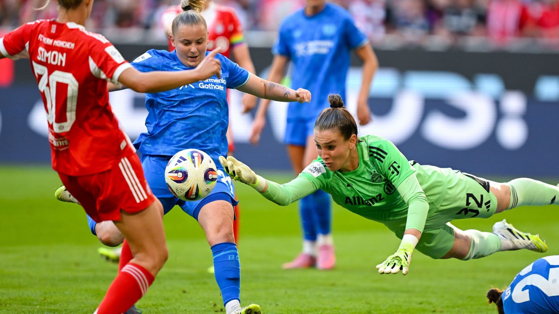 Ena Mahmutovic (in green): She kept the Munich women from a deficit. Ena Mahmutovic (in green): She kept the Munich women from a deficit.