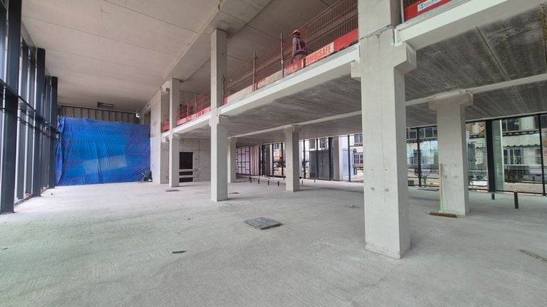 The central hall of the ETZ and vide above over which patients are transported (photo: Collin Beijk).