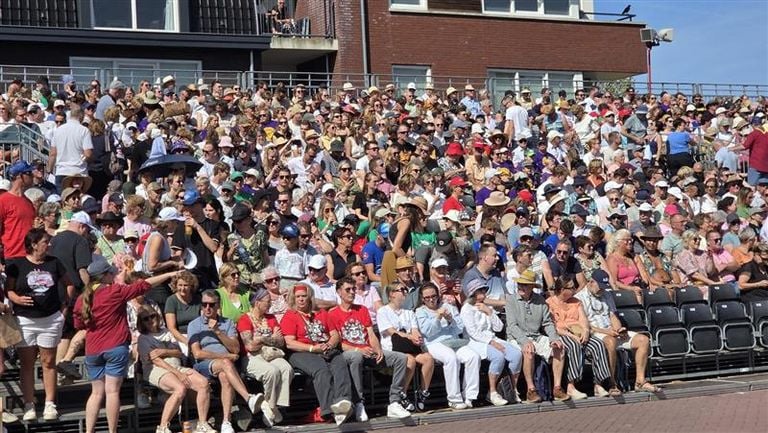 Pressed by the stands (photo: Noël van Hooft).