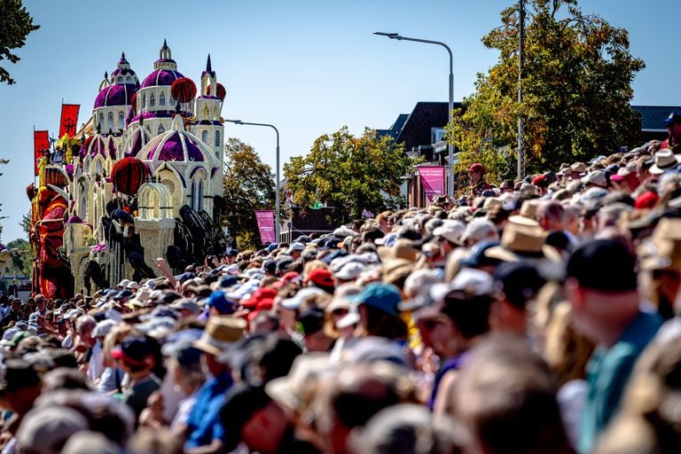 Visitors look at the neighborhood of Stuivezand (photo: Eye4images BV / Marcel van Dorst).