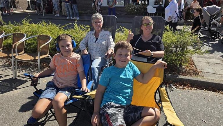 Wieteke with her mother and children (photo: Noël van Hooft).