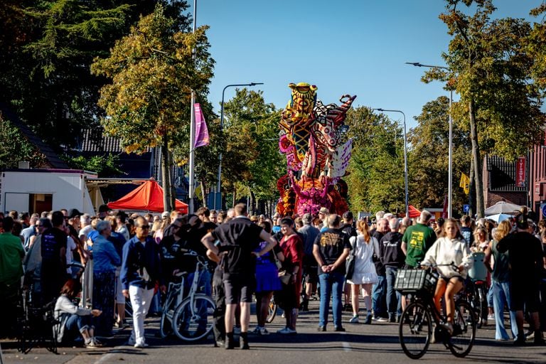 The audience looks at the Wagen van Buurtschap helps Elkander (photo: Eye4images BV / Marcel van Dorst).