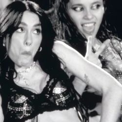 Lali doing the "3" | Photo: CEDOC