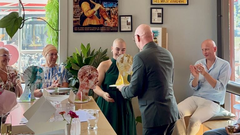 Presentation of the award to Anne (photo: Nikita Groeneveld).