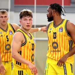 Alba's player in a test game against Braunschweig (source: Imago Images/Nordphoto)