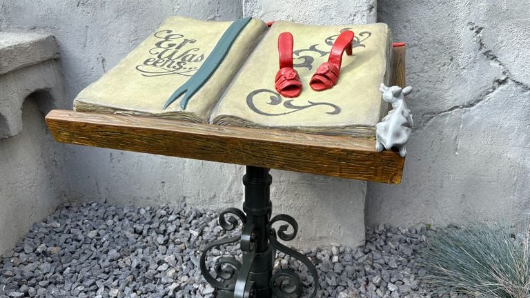 A book with the dancing shoes (photo: Raymond Merkx).