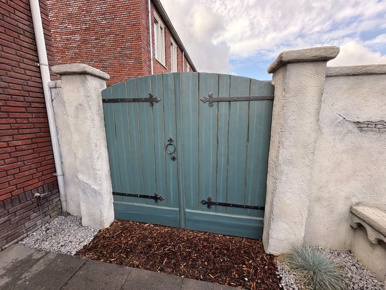 A gate in style of Efteling (photo: Raymond Merkx).