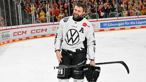 Ice hockey professional Gerrit Fauser thanks the audience. | Picture Alliance / Osnapix, Duckwitz Ice hockey professional Gerrit Fauser thanks the audience.