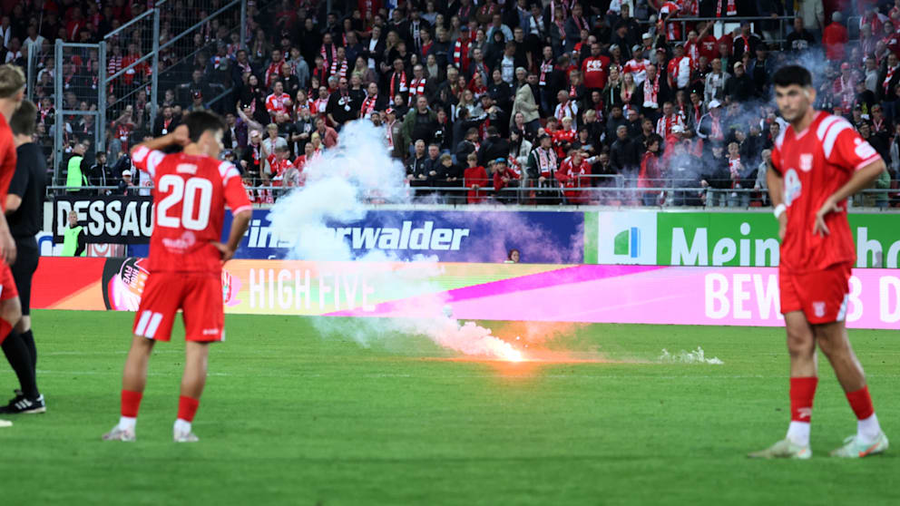 Auch Raketen und Pyro landeten auf dem Rasen