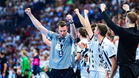Coach Filip Jicha from THW Kiel jeeps his arms upwards