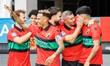 NEC-Vleugel player Basar Önal (right) celebrates the 2-0 against NAC Breda. The Nijmegen residents also won the third competition duel and remain the leader of the Eredivisie. Photo Vincent Jannink / ANP