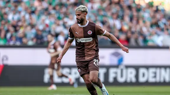 Elias Saad from FC St. Pauli on the ball