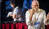 In [meeuw] Is communicated almost exclusively in sign language on stage. Left: Yousra Boukantar, right: Serge Vlerick. 