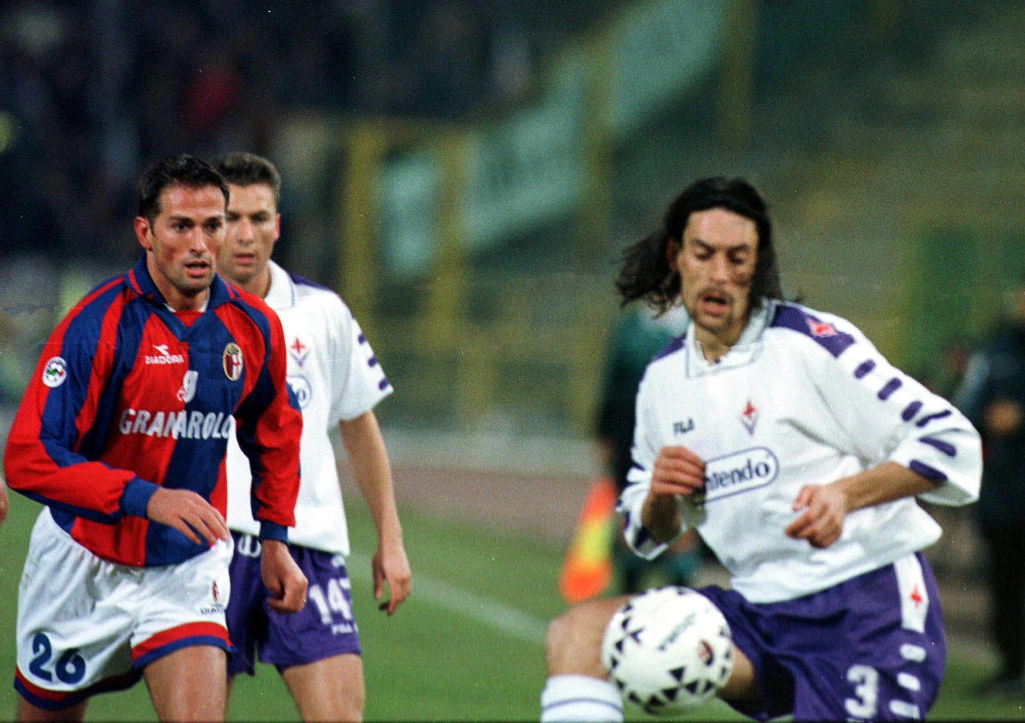 Bologna-Fiorentina 0-2: the ex Stefano Bettarini chases Moreno Torricelli. (Ap photo / Renato Ferrini)