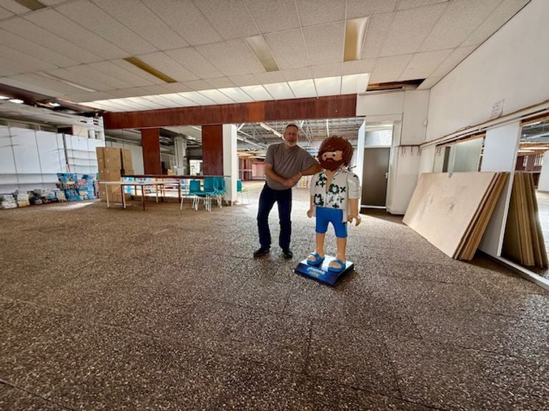 Patric (left) in the new building, where there is still a lot of work (photo: Raymond Merkx).