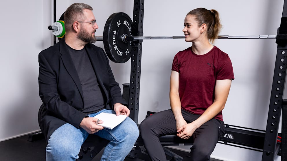 Stina Johannes im Gespräch mit SPORT BILD-Reporter Robert Schreier