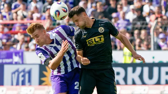 Rostock's Marco Schuster (right) in the header duel with Osnabrück's Fridolin Wagner
