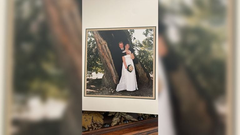 A bridal couple who have a photo taken with the beloved tree (photo: Heritage Foundation Den Hout). 