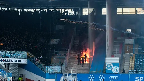 Followers of Dynamo Dresden and Hansa Rostock fire off with rockets and burn pyrotechnics. | Imago / Ostseeephoto Followers of Dynamo Dresden and Hansa Rostock fire off with rockets and burn pyrotechnics.