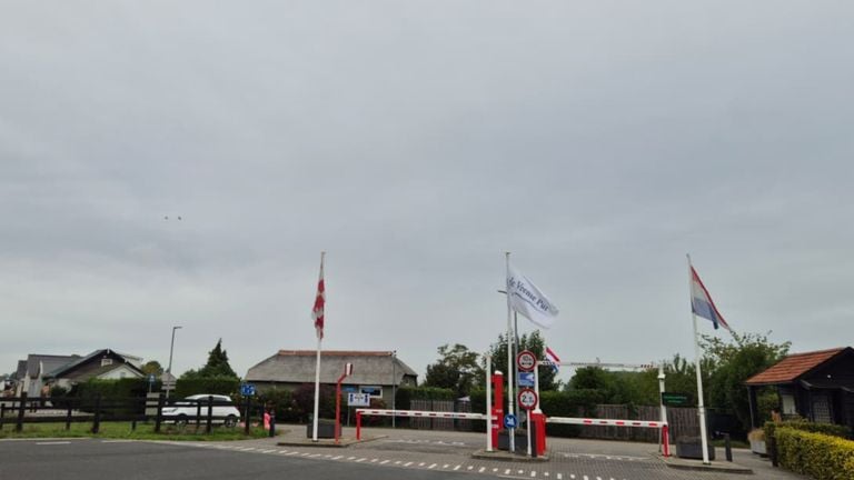 Barriers form the entrance of the Veense Put holiday park (photo: Niek de Bruijn).