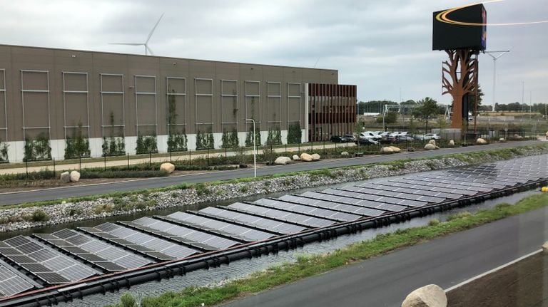 Wadi with the floating solar panels (photo; Willem-Jan Joachems) 