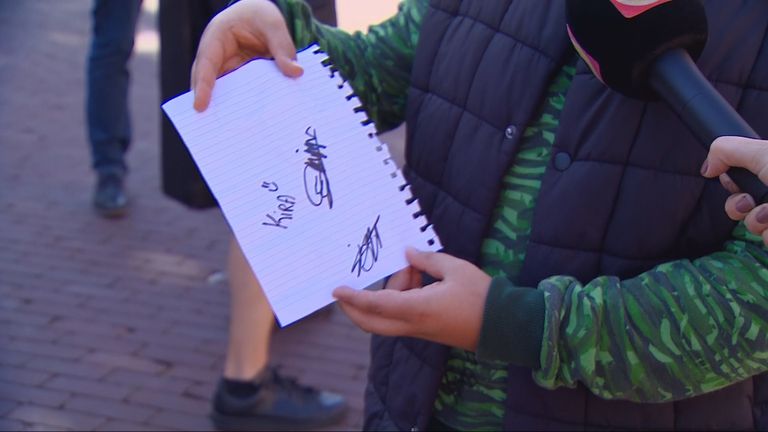 In addition to exercising, ten -year -old Miraç collects all kinds of signatures from the top athletes.