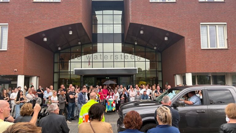 Many people came to watch the trip and say goodbye to Leandro (photo: Imke van de Laar).