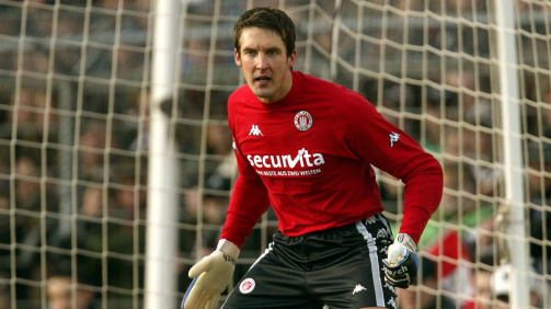 With FC St. Pauli, Henzler played in the Bundesliga in 2001/02.