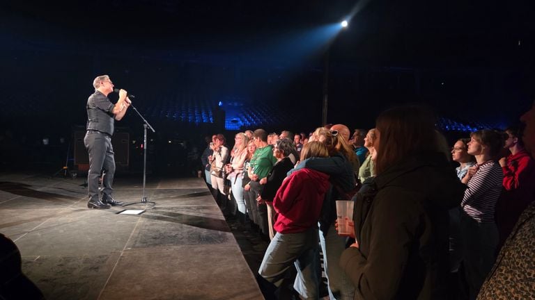 Guus Meeuwis with 200 fans in the Sportpaleis (photo: Noël van Hooft).