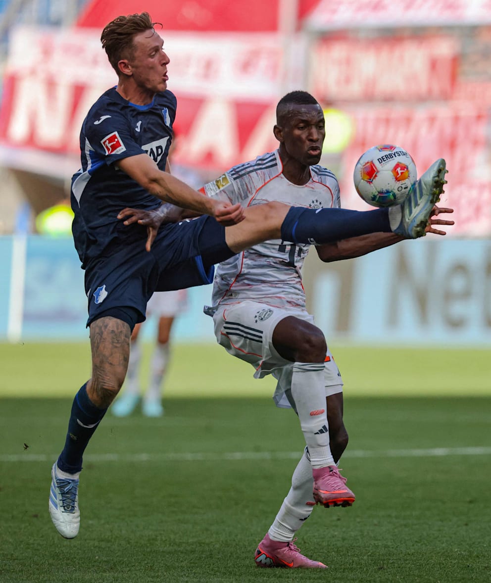 Gegen Hoffenheim feierte Jackson sein Startelf-Debüt für den FC Bayern (hier im Duell mit Wouter Burger)