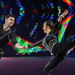 Figure artist Robert Kunkel and his partner Annika crouched at one "Holiday on Ice"-Show (Imago Images/Future Image)