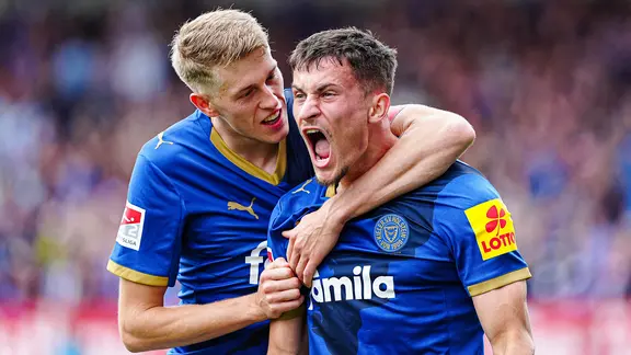 Kiel's players cheer a goal