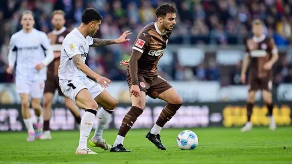 Leverkusens Exequiel Palacios (left) in a duel with St. Paulis Danel Sinani