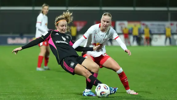 Melanie Brunnthaler (11, Hamburger SV) against Nikoline Dudek (24, RB Leipzig). 