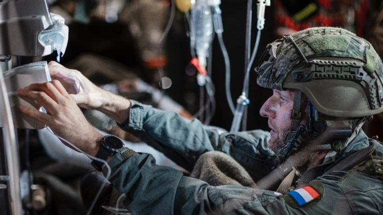 Dutch military busy on the plane (photo: Ministry of Defense).