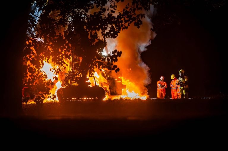A mowing machine for verges caught fire next to the A50 (photo: Lucas Lammers/press agency Heitink).