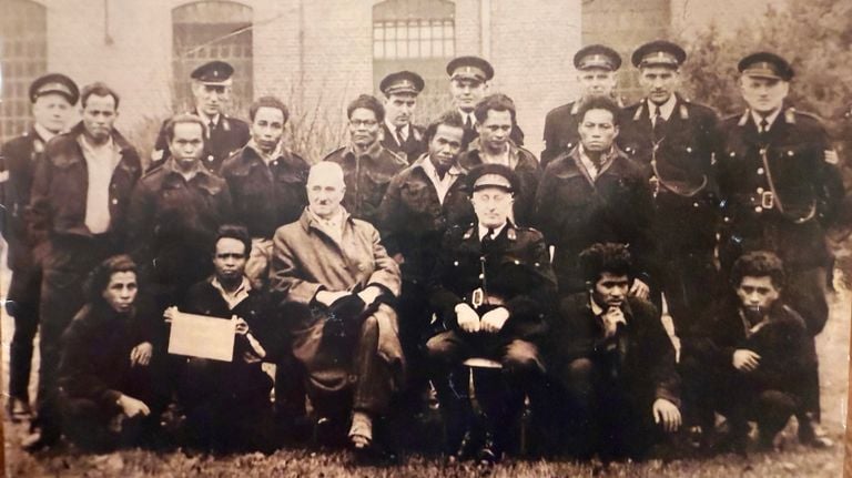 DomingGoes Salampessy (Middest row, second from the right) was arrested in Westkapelle (photo: private archive).)