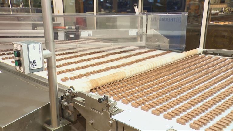 Millions of chocolate bars go over the assembly line a day (photo: Omroep Brabant).