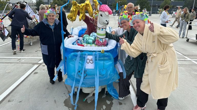 Participants of the Geriatrics department at the bed race of the Amphia Hospital (photo: Ronald Sträter).
