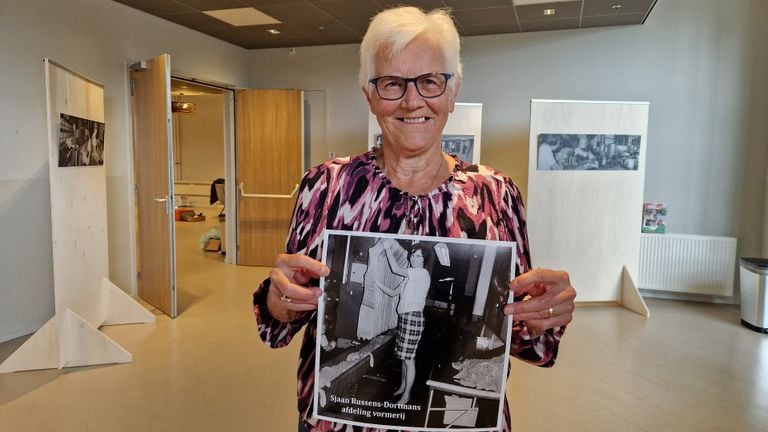 Sjan Russens with her old photo (photo: Tom Berkers).