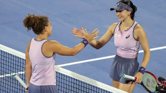 Eva Lys (right) congratulates Jasmine Paolini