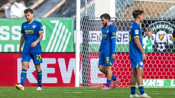 Braunschweig's Kevin Ehlers (left) and Mehmet Aydin are disappointed.