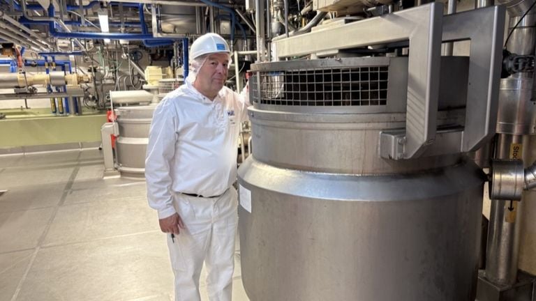 Hans van Houtum at one of the machines in the chocolate factory (photo: Roel Govers).