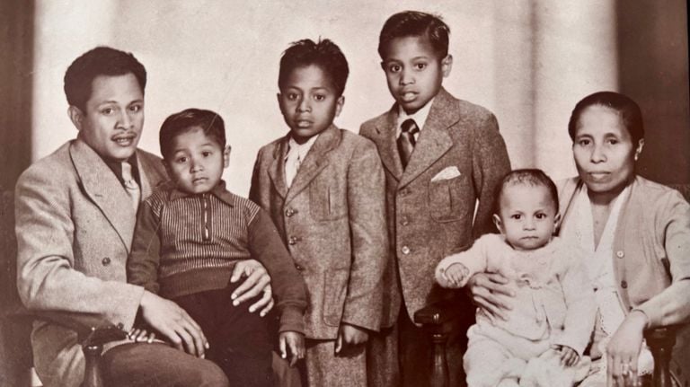 The Salampessy family with Panoes on his father's lap (DomingGoes Salampessy (Middste row, second from the right) was arrested in Westkapelle (photo: private archive).