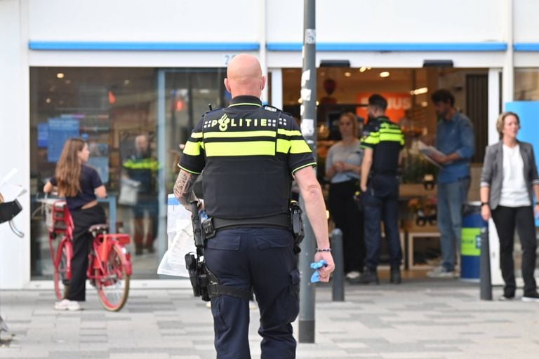 Emergency services took action to keep the aggressive customer (photo: Heitink news agency)
