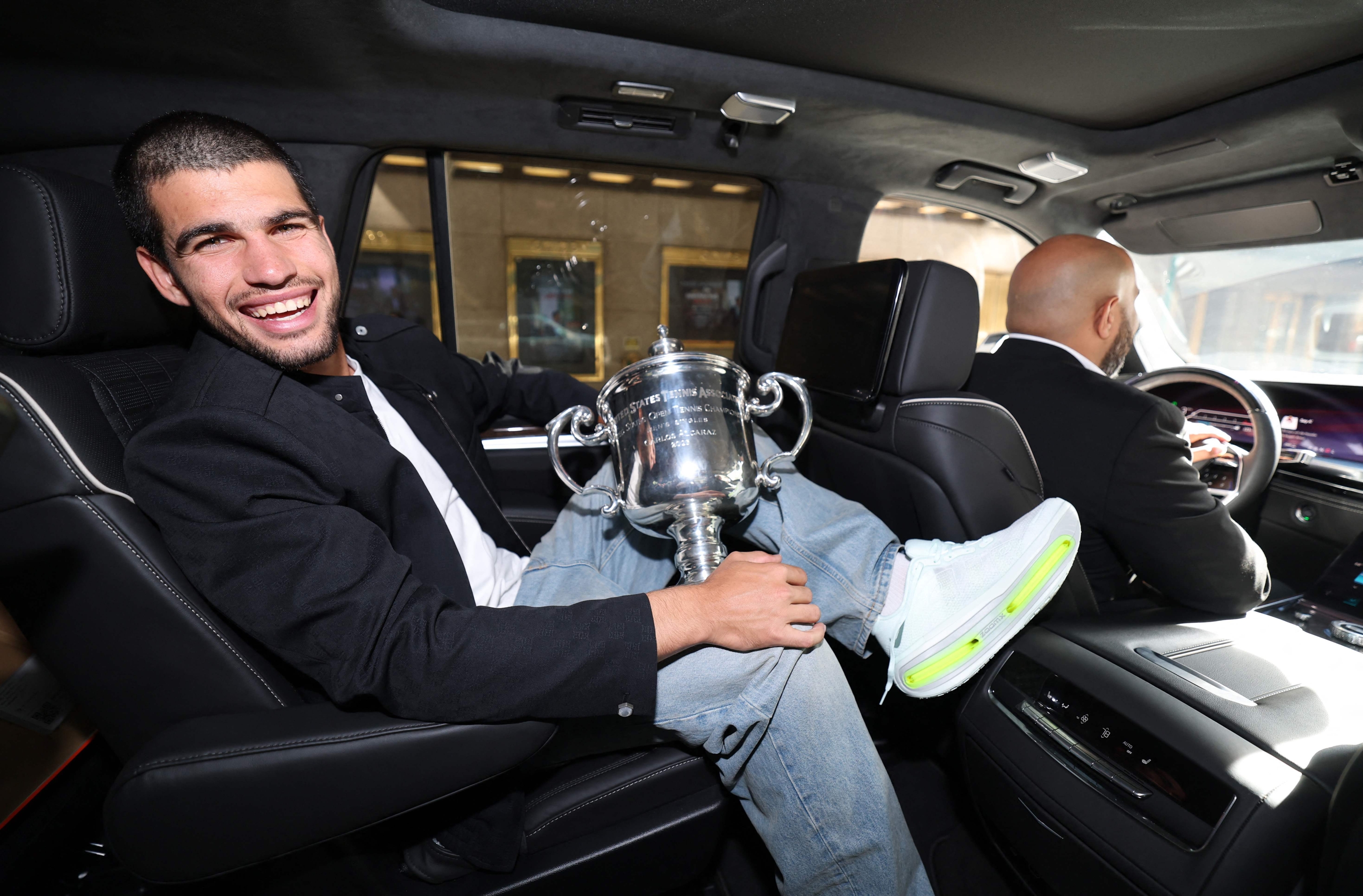 New York, New York - September 08: US Open 2025 Champion Carlos Alcaraz of Spain Poses for photo in His Car With the Men's Singles Trophy Following His Victory Over Jannik Sinner of Italy in the Men's Singles Final On September 08, 2025 in New York City. Clive Brunskill / Getty Images / AFP (Photo by Clive Brunskill / Getty Images North America / Getty Images Via AFP)