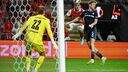 Victor Gomez (M) heads the ball towards Feyenoord goal. Gijs narrow tries to make it difficult for him. 