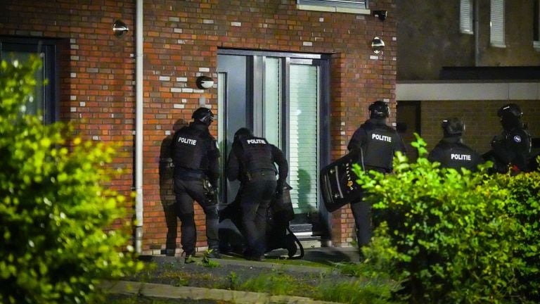 The police raided the Huizingalaan (photo: SQ Vision).
