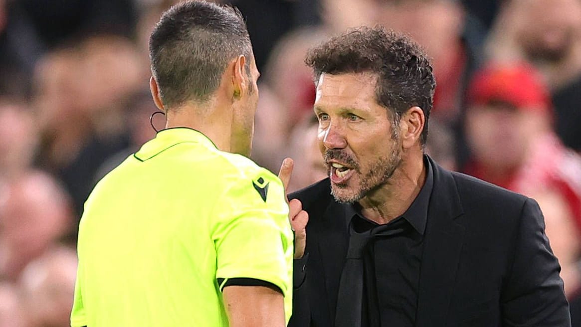 Diego Simeone in conversation with the referee: The successful coach Atléticos is known for his spirited way. Diego Simeone in conversation with the referee: The successful coach Atléticos is known for his spirited way.