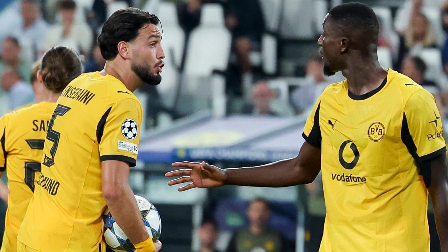 Differenthood: Dortmund's Bensebaini (left) and Guirassy in front of the penalty.